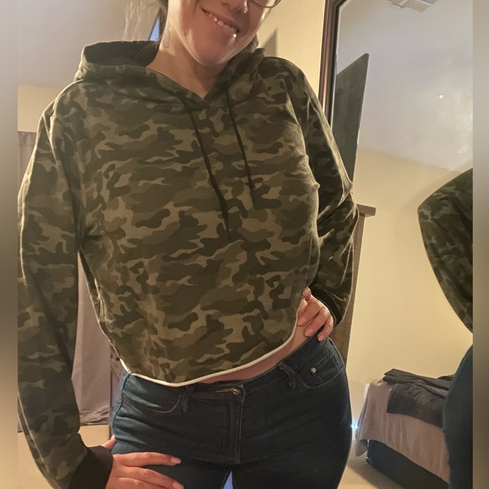 Camo crop-top long sleeve hoodie
